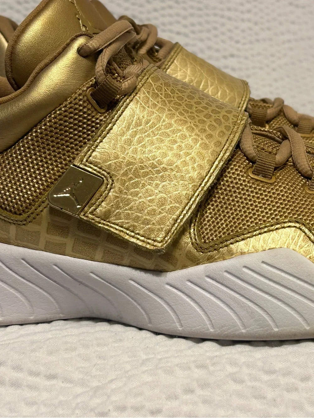 Jordan mens Metallic Gold Strap Sneakers